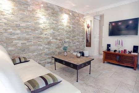 Gîte pour 3 personnes, avec terrasse ainsi que jardin et piscine à La Colle-sur-Loup - 4