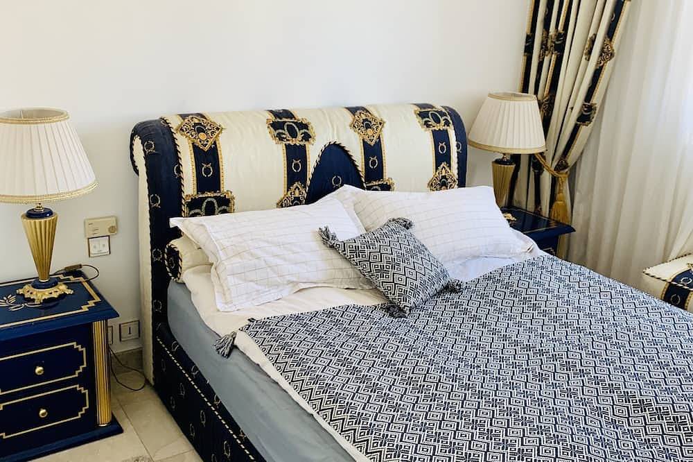 Ganze Wohnung, Amazing spacious appartement front of the beach. in Golfe-Juan, Vallauris