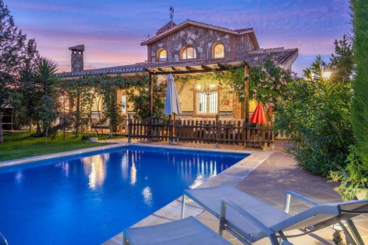 Casa rural para 15 personas, con Terraza y Jardín además de Piscina y Vistas en La Zubia