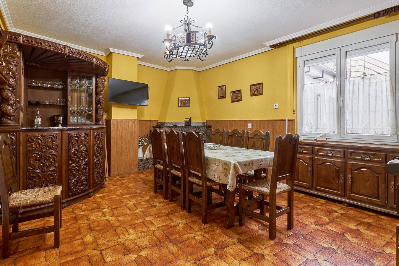 Casa rural 'El Capricho Del Tejar' con piscina compartida, terraza privada y Wi-Fi in Cimanes del Tejar, Cordillera Cantábrica