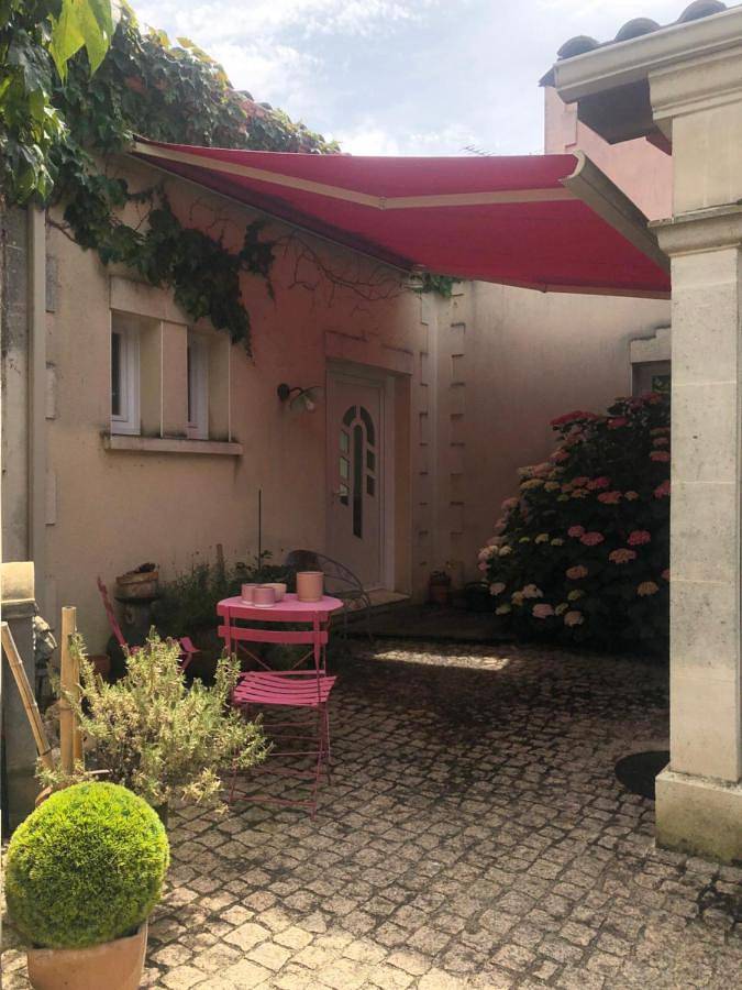 Location de vacances pour 8 personnes, avec Terrasse et Jardin ainsi que Piscine et Vue à Saint-Simeux - 4