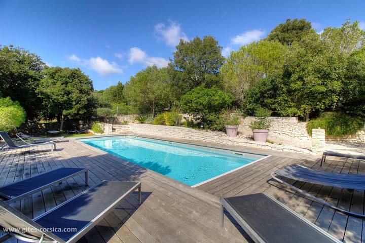 Gîte pour 4 personnes, avec Terrasse et Jardin ainsi que Piscine et Vue à Bonifacio