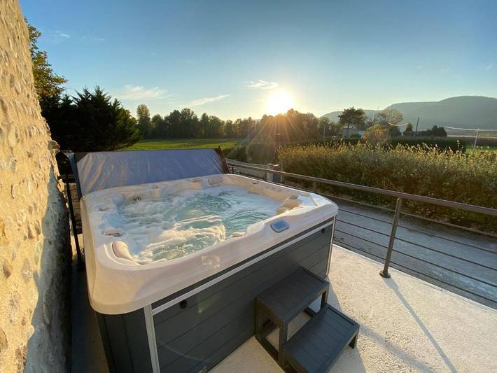 Gîte pour 2 personnes, avec Balcon et Jacuzzi ainsi que Terrasse et Vue à Livron-sur-Drôme
