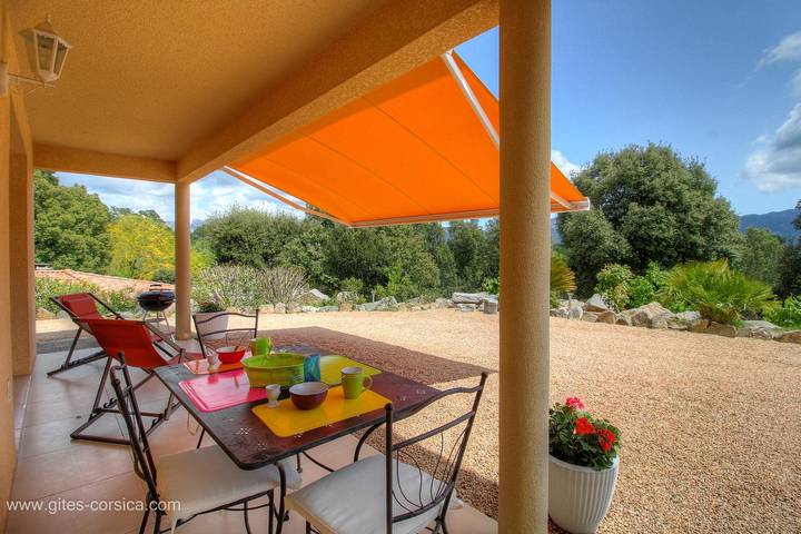 Gîte pour 2 personnes, avec Terrasse ainsi que Jardin et Vue à Levie