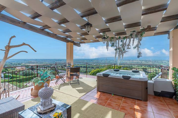 Ferienwohnung für 6 Personen, mit Balkon und Whirlpool sowie Garten in Syrakus