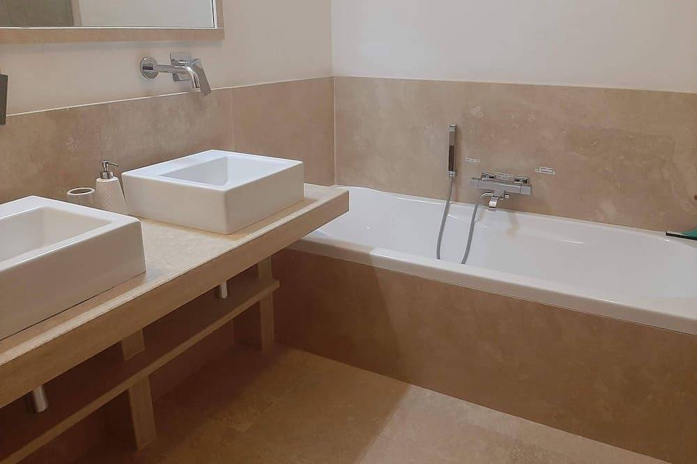 Villa med uendelig privat basseng med utsikt over fantastisk utsikt og solnedganger. in Montecchio, Provinsen Terni