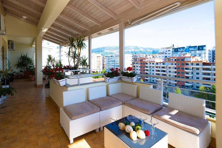 Ferienwohnung für 7 Personen, mit Meerblick und Balkon sowie Whirlpool in Albanien