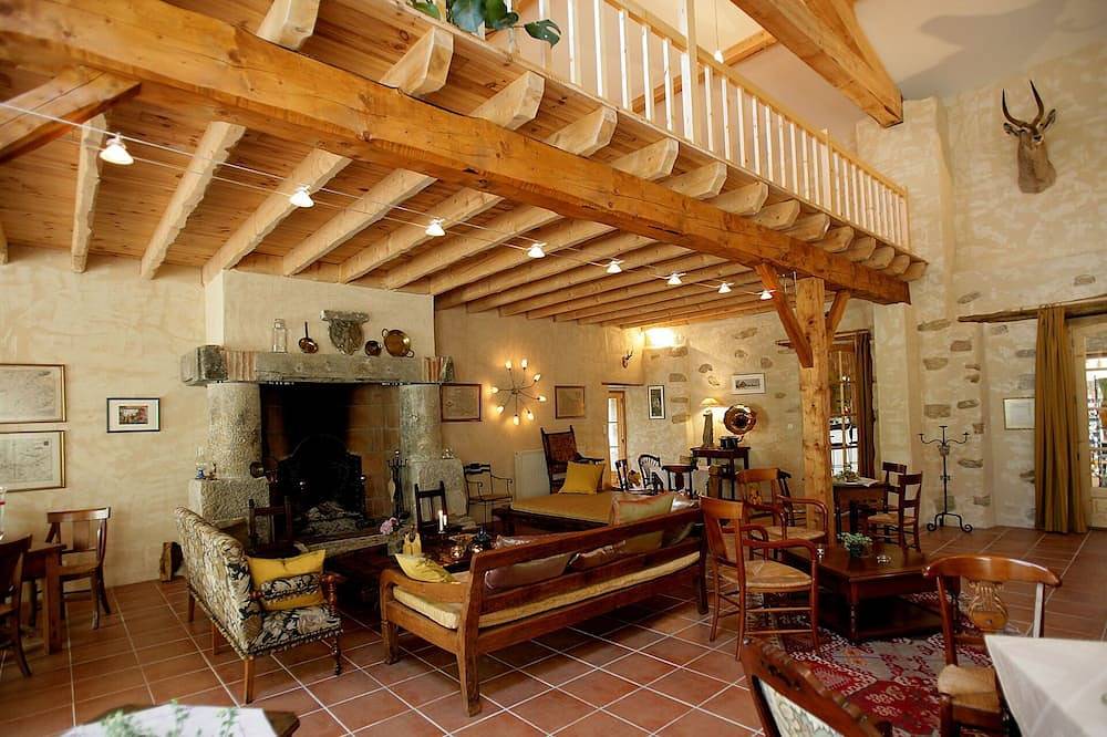 Ancienne ferme rénovée, charmante, avec piscine, parc et jardin privé in Vaudreuille, Lauragais