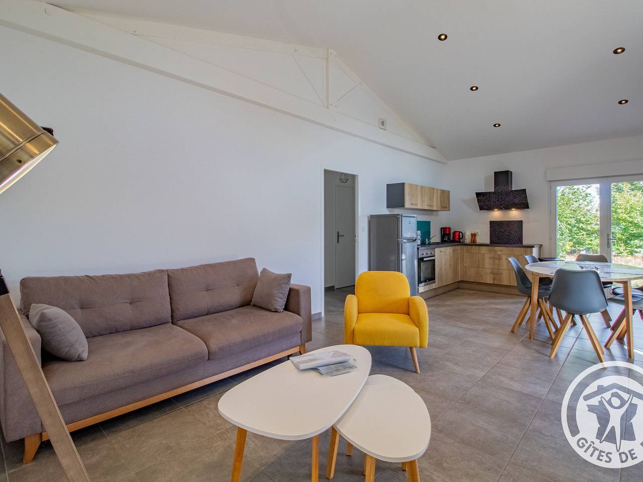 Gîte Moderne et Confortable Proche Cholet, Nantes et Puy du Fou, avec Terrasse et Près d'un Étang in La Renaudière, Sèvremoine