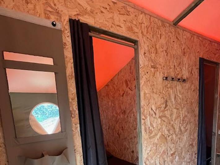 Camping Ushuaïa Villages L'estuaire - Tente 6 personnes - Tente toilée - 20m² - 3 chambres - avec électricité + terrasse couverte in Paimbœuf, Vallée de la Loire