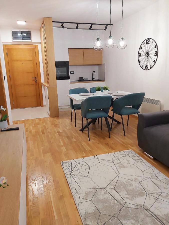 Ferienwohnung für 4 Personen, mit Terrasse und Ausblick in Zlatibor