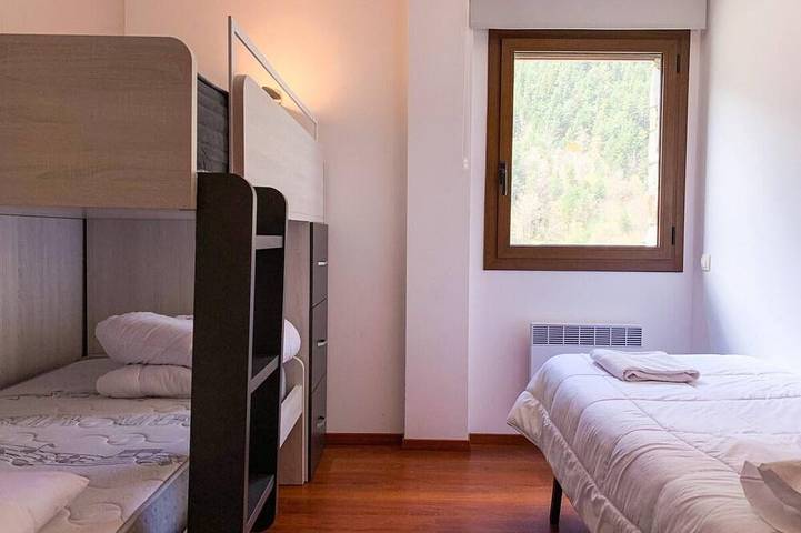Appartement entier, Confort moderne à Arinsal, parking inclus, près des pistes in La Massana, Pal Arinsal