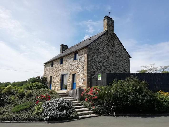 Location de vacances pour 6 personnes, avec Terrasse ainsi que Jardin et Vue à La Fontenelle