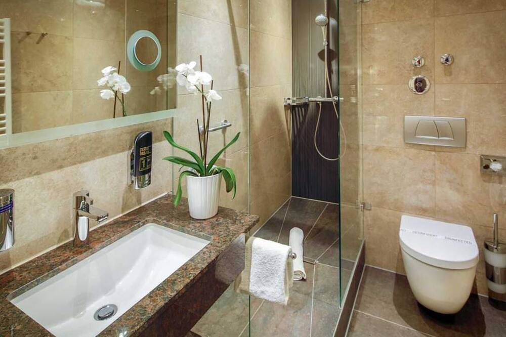 Four-bed room - Hotel Burgschmiet Gmbh in Nuremberg, Franconia