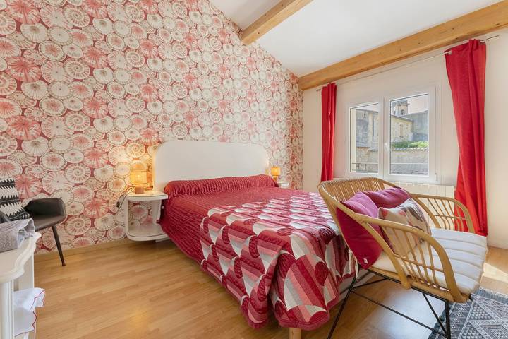 Chambres d'hôtes le cocon – Red Room in Saint-Paul-les-Fonts, Nimes region
