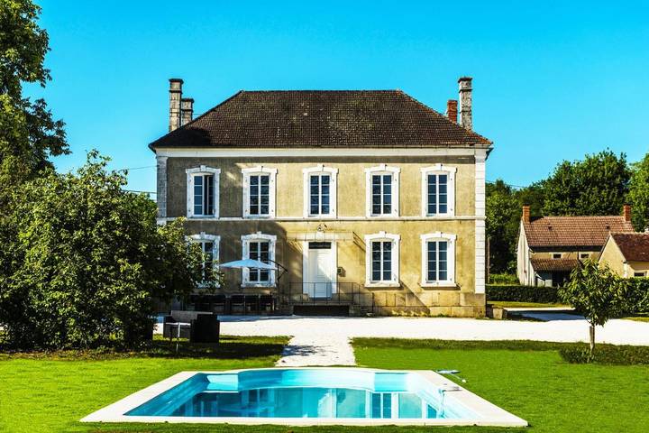 Location de vacances pour 15 personnes, avec Terrasse ainsi que Jardin et Piscine à Étais-la-Sauvin