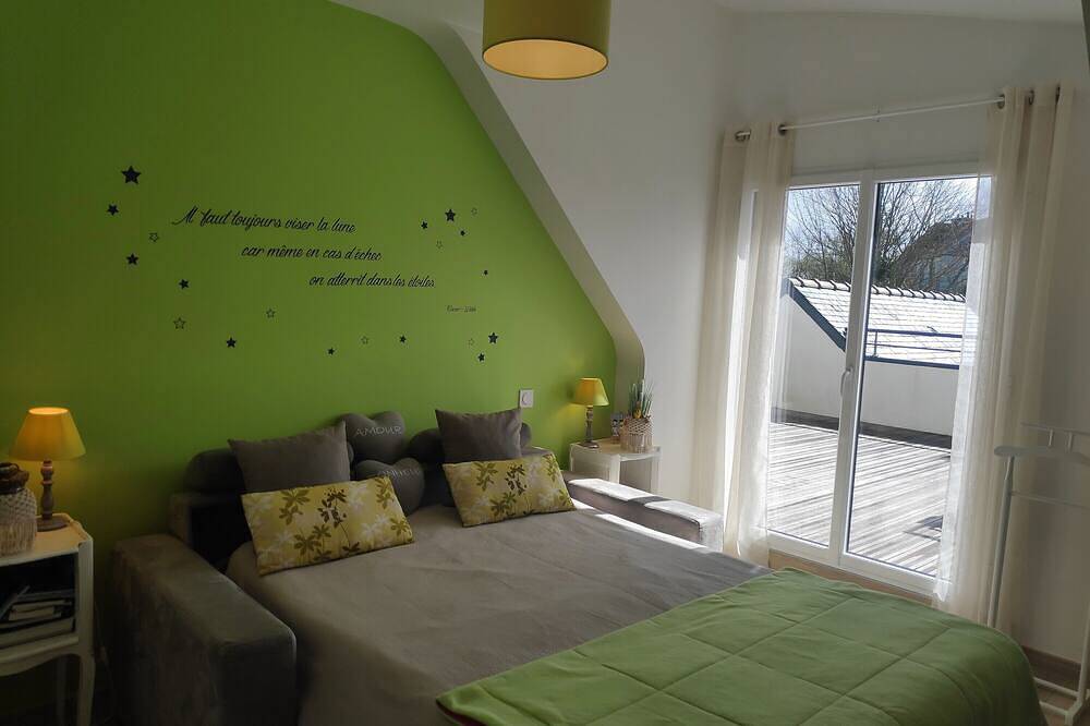 Entire apartment, Apartment “Near Vannes with Stunning Lake View”, Shared Pool & Wi-Fi in Theix-Noyalo, Côte des Mégalithes