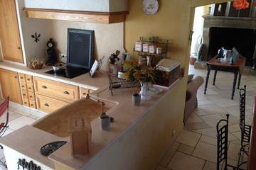 Location de vacances pour 8 personnes, avec terrasse et jardin à Cruis