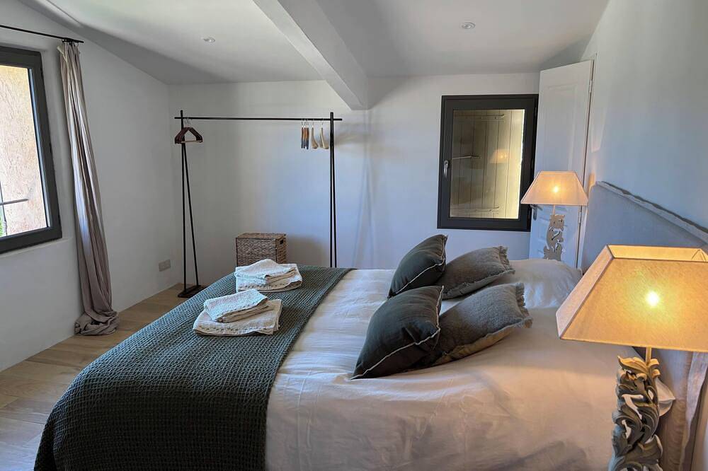 Lovely Luberon village house, very comfortable, fully renovated in Rustrel, Regionaler Naturpark Luberon
