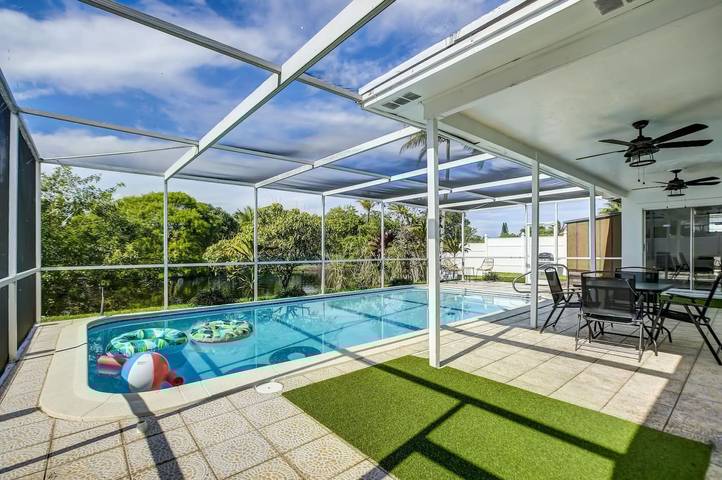 Vacation rental for 10 people, with terrace and yard as well as pool in Sunrise