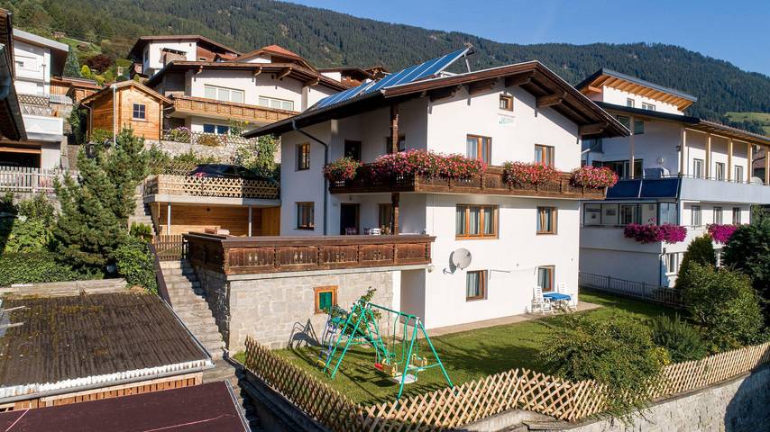 Ferienwohnung für 6 Personen, mit Balkon und Terrasse sowie Garten und Ausblick in Wenns