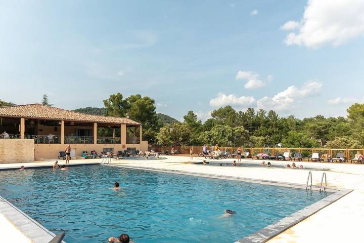 Camping für 4 Personen, mit Terrasse und Whirlpool sowie Garten und Kinderpool in Alpes-de-Haute-Provence