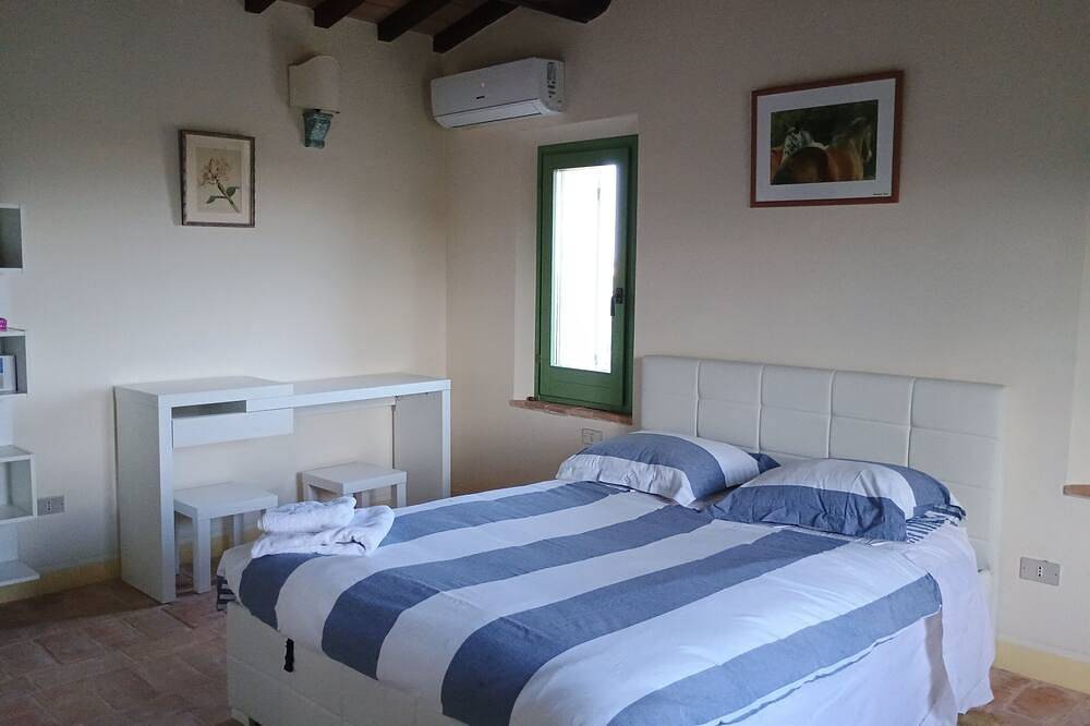 Charming 3-bedroom villa in Abruzzo with Wifi and Ac in Civitella Casanova, Gran Sasso