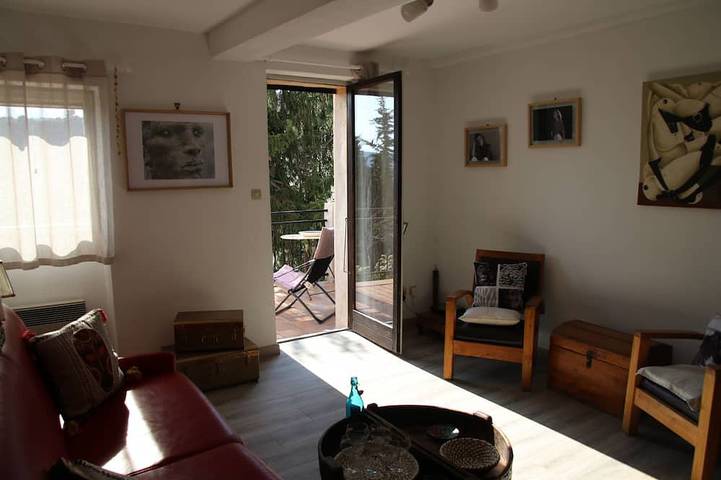 Small quiet house surrounded by olive trees between sea and mountains in Contes, Mittelmeerküste (Frankreich)