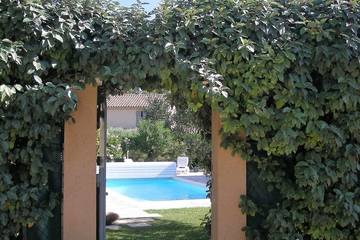 Gîte pour 2 personnes, avec terrasse ainsi que jardin et piscine à Saint-Rémy-de-Provence