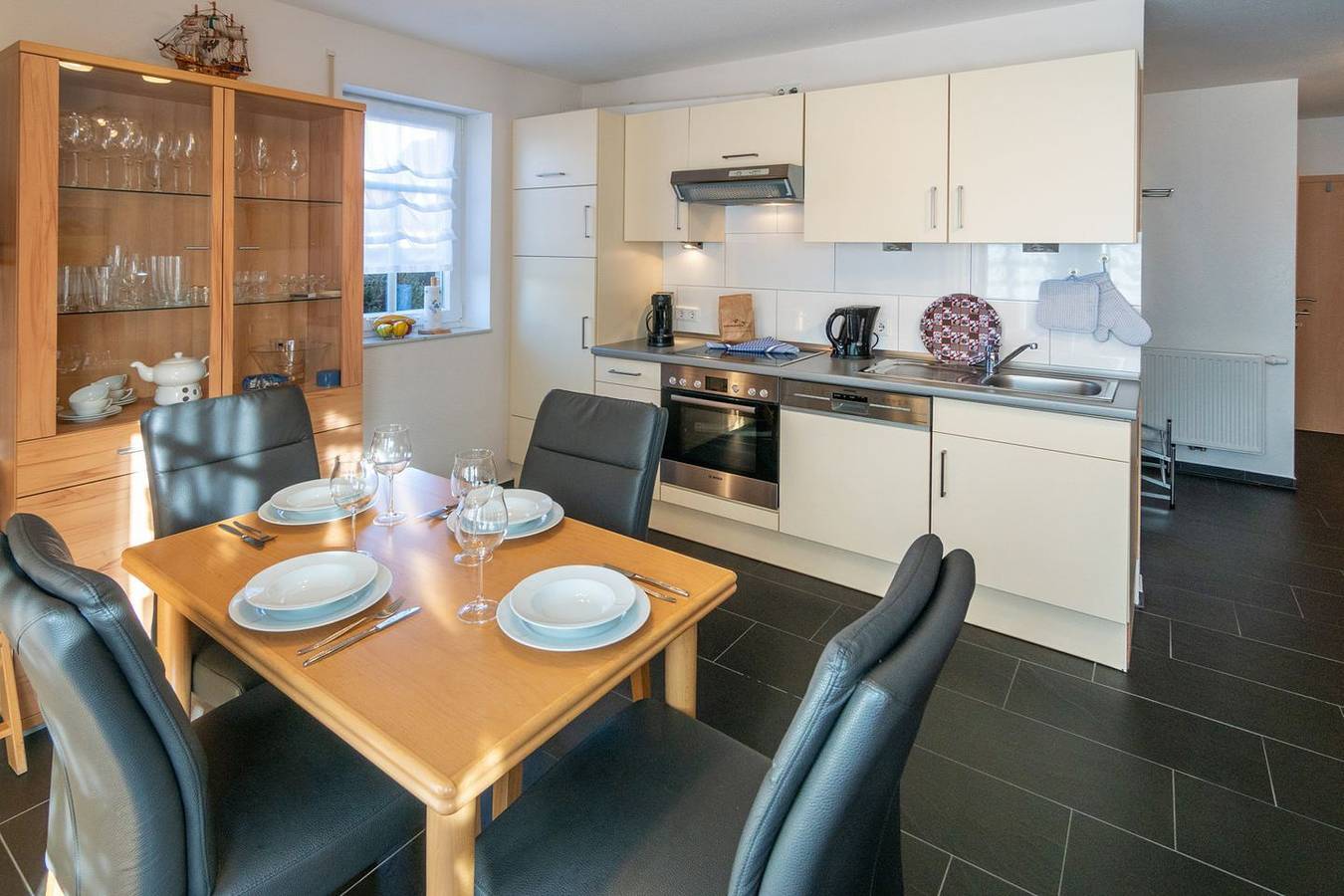 Ganze Wohnung, Moderne Ferienwohnung mit Balkon und Terrasse in Norddeich in Strand Norddeich, Norddeich