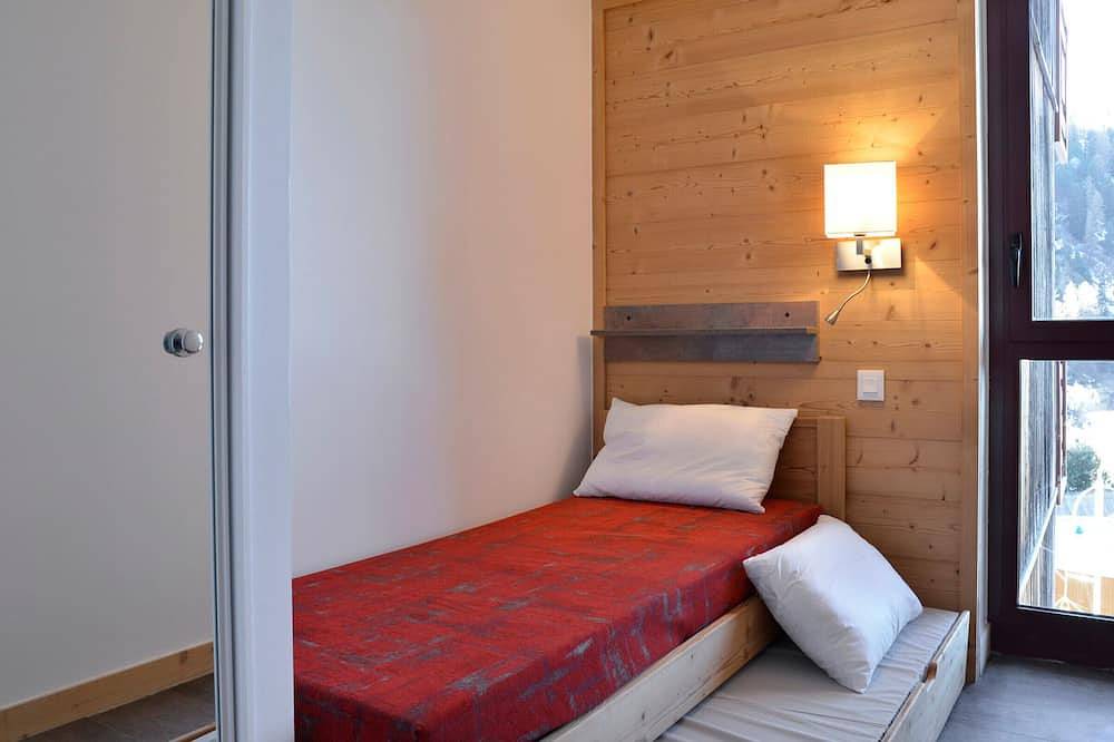 Entire apartment, Spacious Renovated Apartment · Near Slopes · Sleeps 11 · Balcony · Pet Friendly in La Plagne, La Plagne-Tarentaise