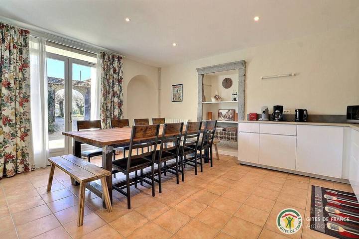 Gîte pour 12 personnes, avec piscine à Ruoms