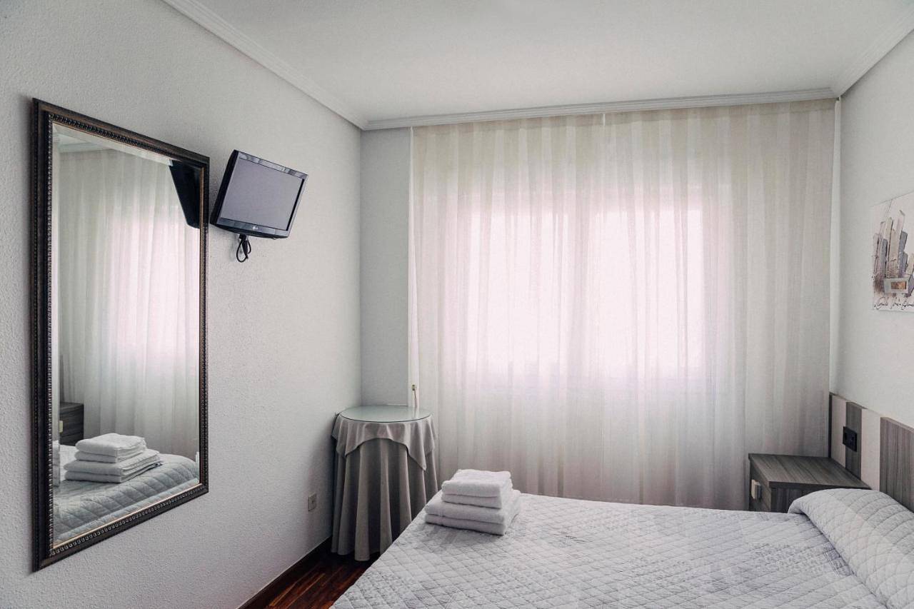 Triple Room with Private Bathroom in Vitoria-Gasteiz, Chaîne Cantabrique