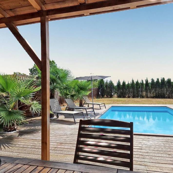 Location de vacances pour 6 personnes, avec piscine ainsi que terrasse et jardin à Bazac