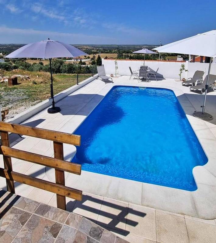 Gîte pour 6 personnes, avec Balcon et Terrasse ainsi que Jardin et Piscine dans Avis