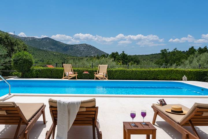 Villa for 8 personer med have in Dalmatian Zagora