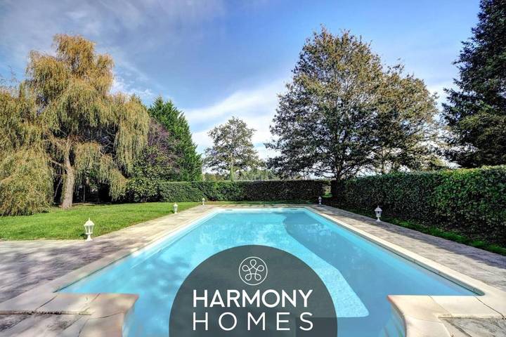 Location de vacances pour 14 personnes, avec jardin ainsi que jacuzzi et piscine à Montereau (homonymie)