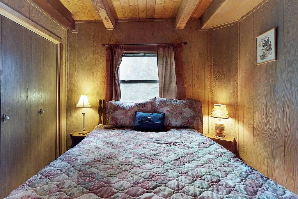 Warm, gemütliche hundefreundliche Hütte Minuten vom Shaver Lake, nahe gelegenen Dorf, & mehr! in Shaver Lake, Kings Canyon Nationalpark