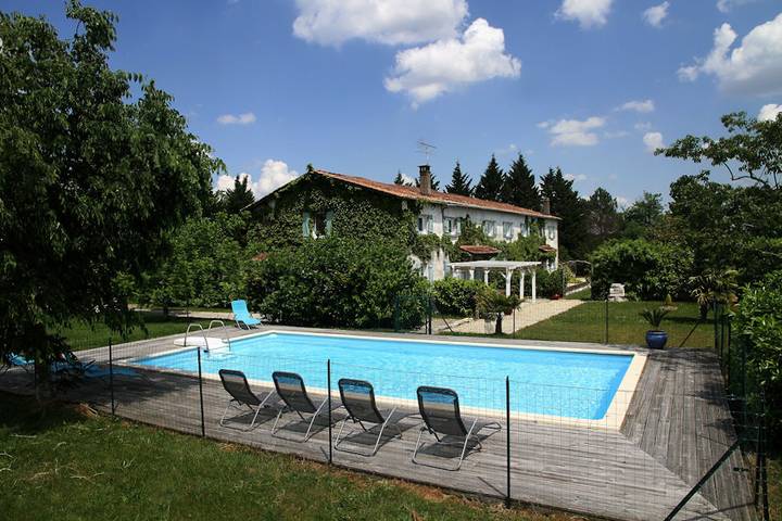 Gîte pour 16 personnes, avec Terrasse et Jardin ainsi que Piscine et Sauna en Aquitaine