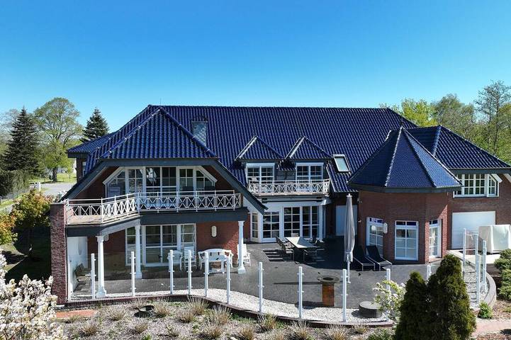 Ferienhaus für 10 Personen, mit Pool und Sauna sowie Garten und Balkon, mit Haustier in Bützow-Land