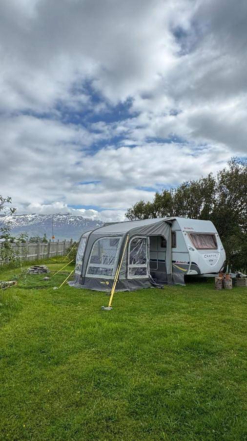 Camping per 2 persone, con giardino e panorama nonché piscina, con animali domestici in Islanda