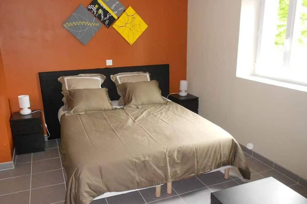 Chambre confortable avec salle d'eau privative, cuisine et salon communs, petit-déjeuner inclus. in Neuvy-Saint-Sépulchre, Région de La Châtre