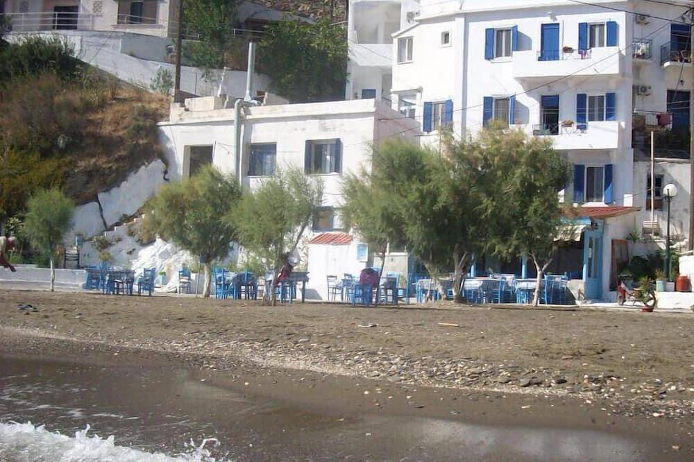 Geheel appartement, 'alkistis' Ground Floor Appartement aan zee in Ikaria