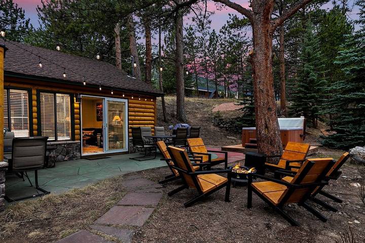 Vacation home for 8 people, with hot tub and yard in Estes Park