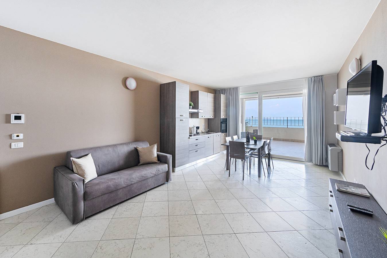 Ganze Wohnung, Residenza Miralago with pool - Two-bedroom with terrace in Desenzano del Garda, Gardasee-Berge