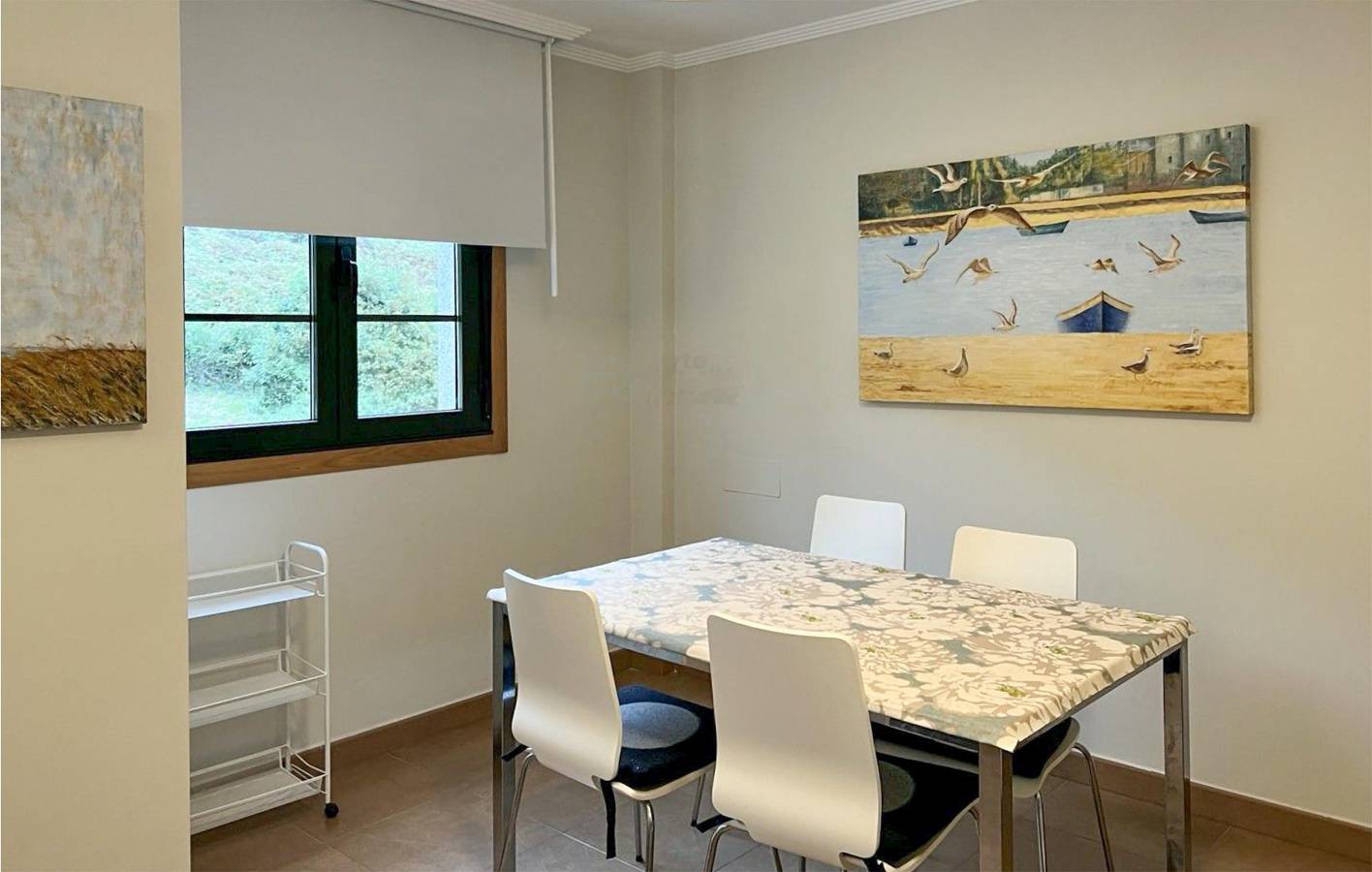 Appartement de vacances entier, Appartement avec vue sur la mer, parking, lave-linge, TV, à 600 m de Praia de Arealonga. in Mogor, Mañón