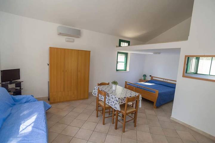 Villa individuelle avec grande véranda extérieure couverte entourée d'une belle plantation d'agrumes in Piana di Mattinata, Mattinata