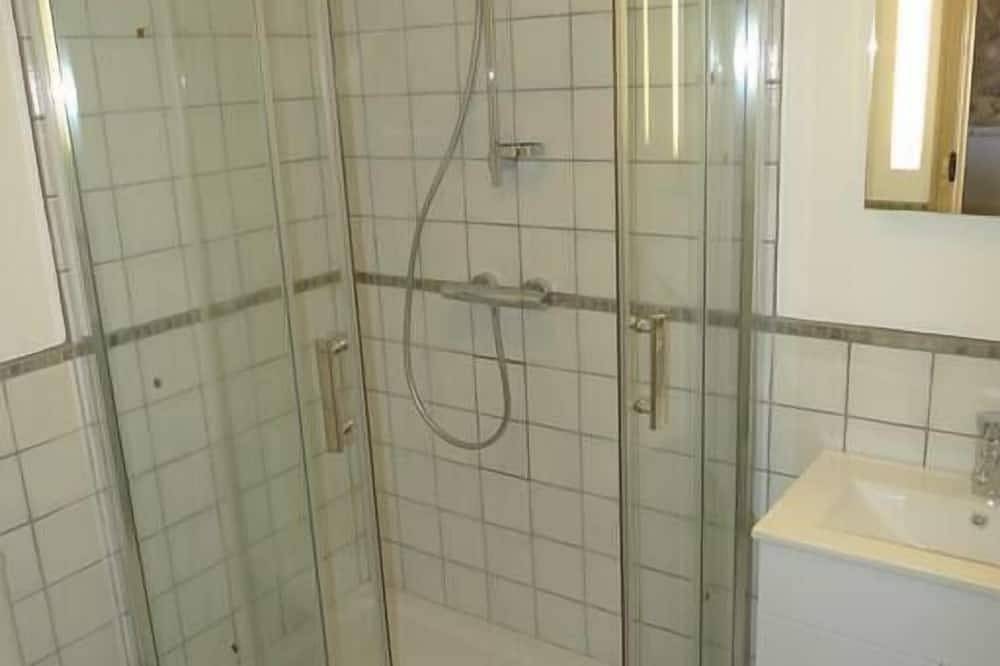 Ganze Wohnung, Schönes Studio-Apartment für 2/4 Personen mit Terrasse und Seeblick in Sainte-Croix-du-Verdon, Regionaler Naturpark Verdon