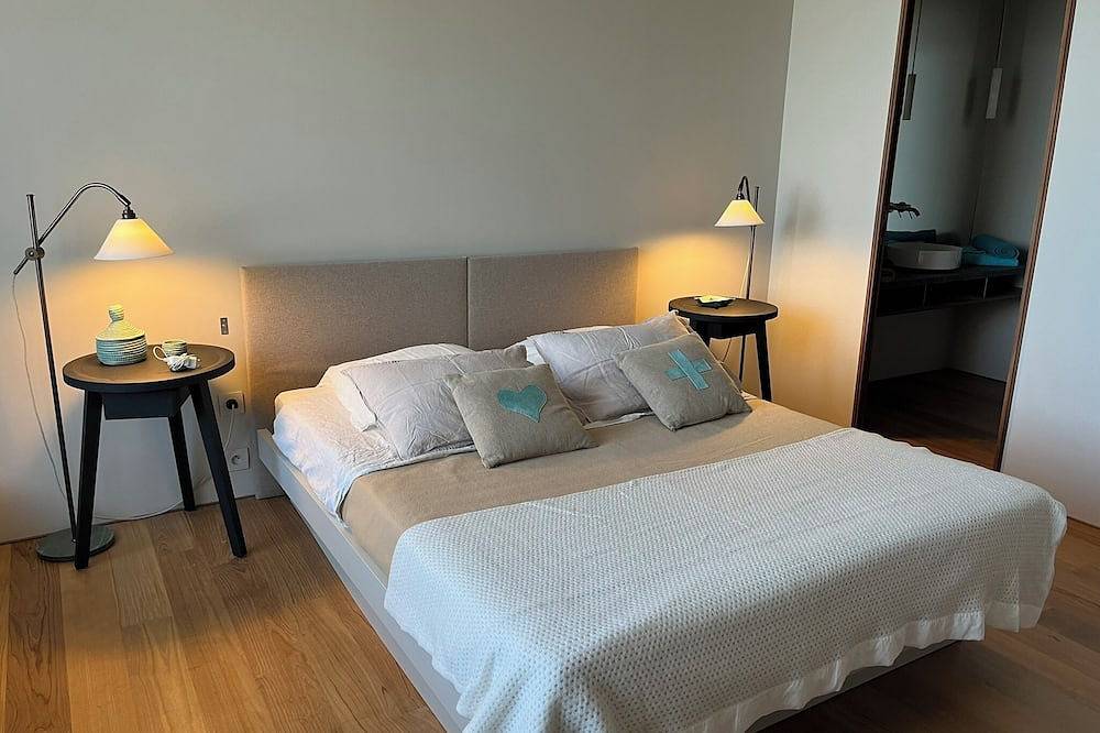 Waterfront Villa Private Estate Swimming Pool And Spa in Cap Bénat, Bormes-les-Mimosas