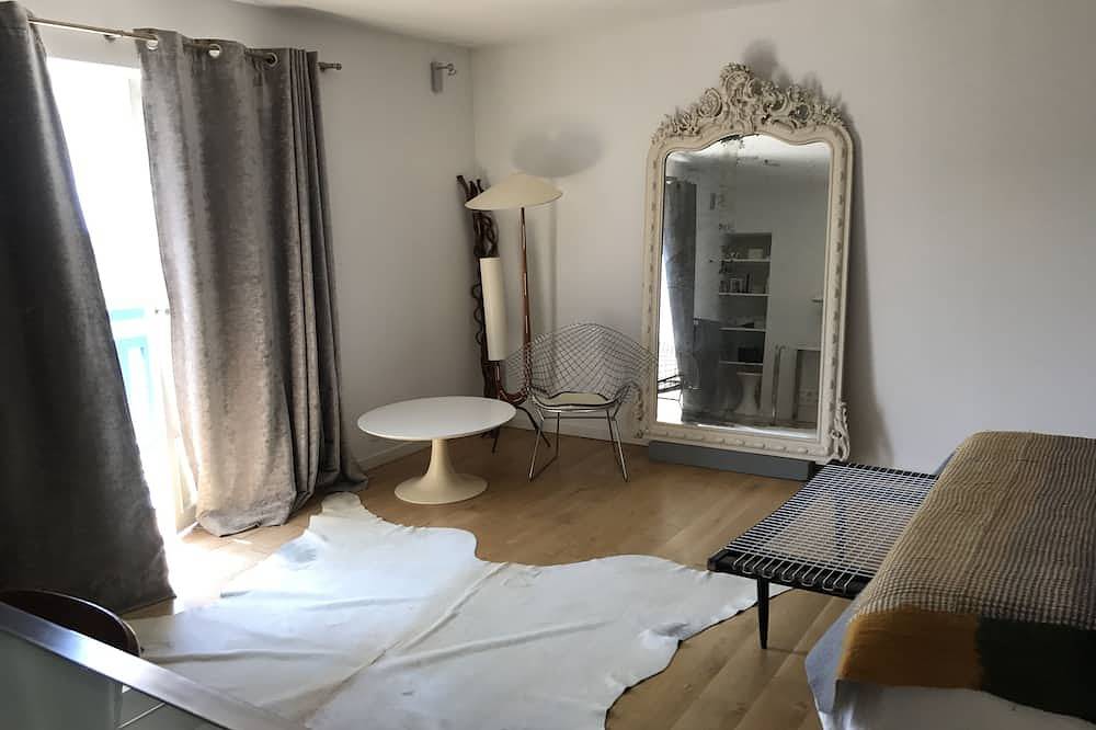 Old renovated Basque house, 200 m away from Cénitz Beach, with a view of the sea in Guéthary, Bayonne region